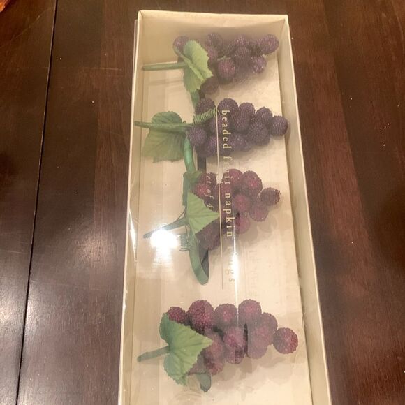 Pier 1 Beaded Grapes Fruit Clusters Red Set of 4 Napkin Rings Tableware - Picture 1 of 8